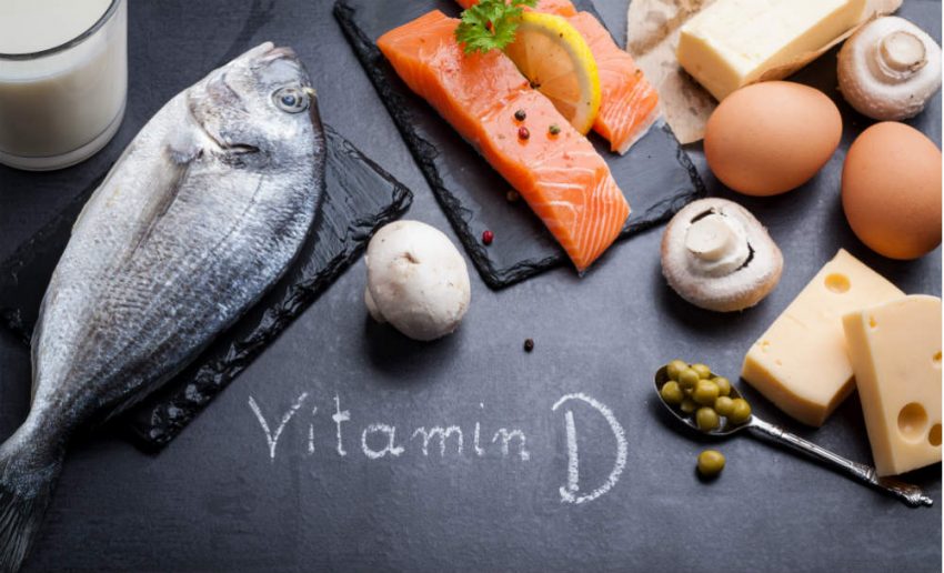 Milch, Fisch, Lachs, Eier, Champignons und Käse als Beispiele Vitamin D haltiger Lebensmittel