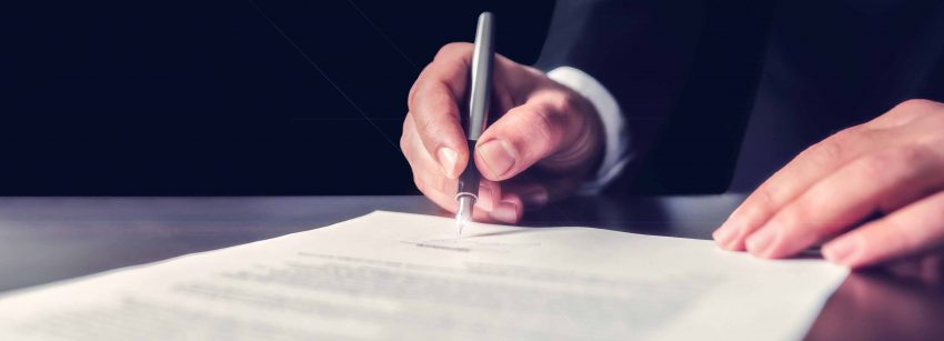 Arbeitnehmer unterzeichnet Konkurrenzklausel im Dienstvertrag