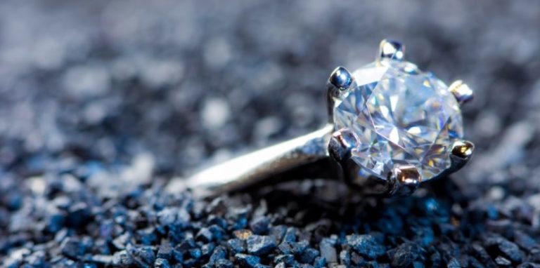 Diamantbestattung Was kosten Edelsteine aus Asche? HEROLD.at